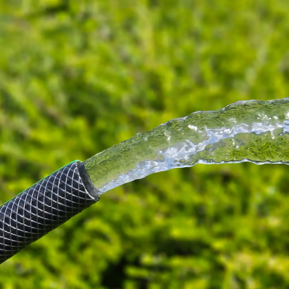 Gartenschlauch mit Wasserstrahl